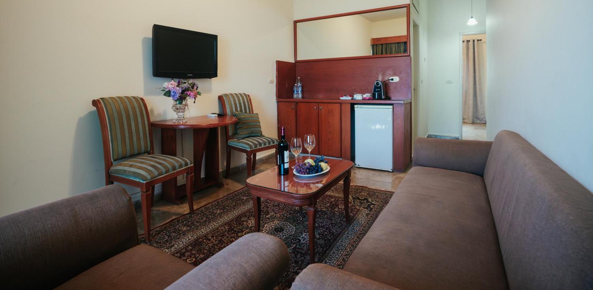 Holiday Suites Hotel & Beach Resort Jounieh Exterior photo