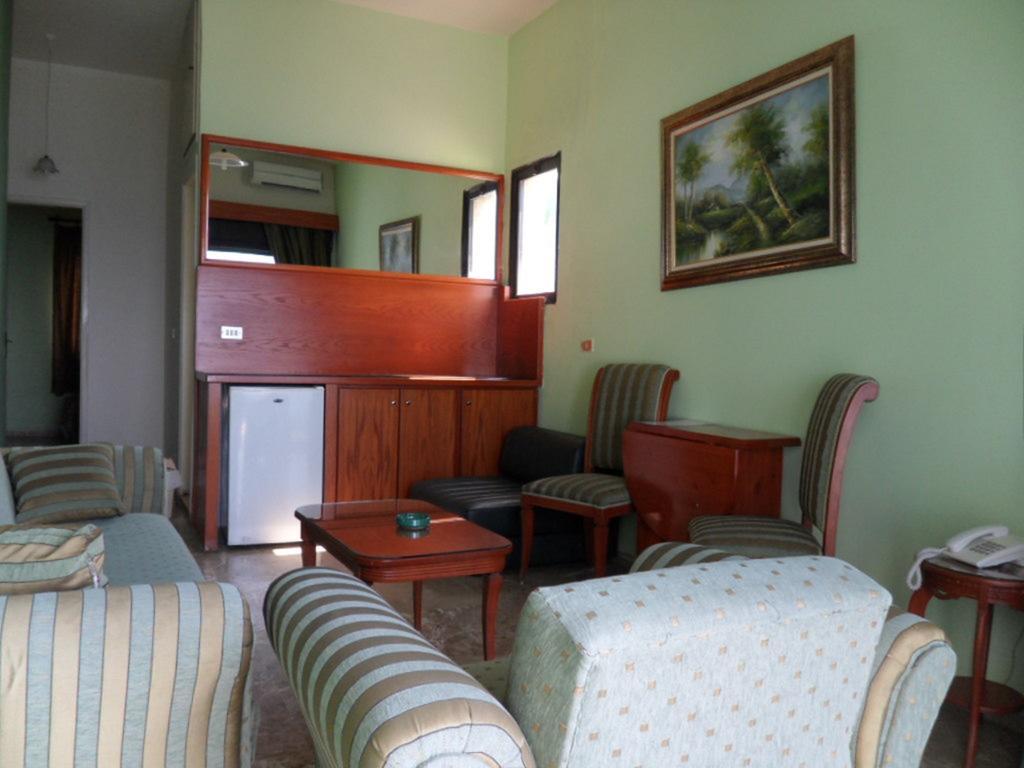 Holiday Suites Hotel & Beach Resort Jounieh Exterior photo