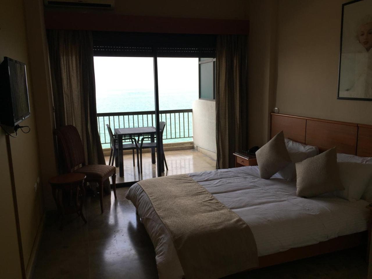 Holiday Suites Hotel & Beach Resort Jounieh Exterior photo