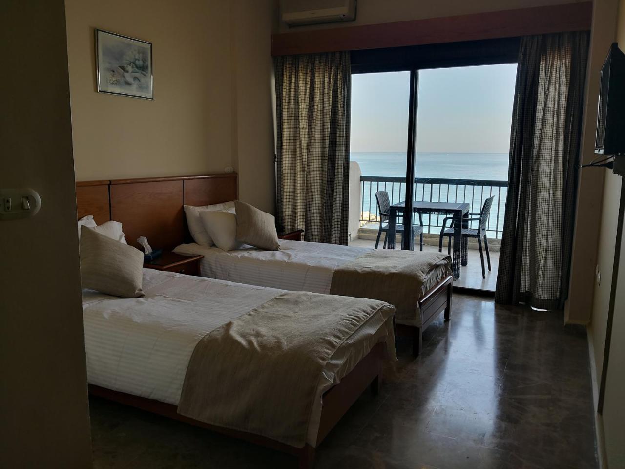 Holiday Suites Hotel & Beach Resort Jounieh Exterior photo