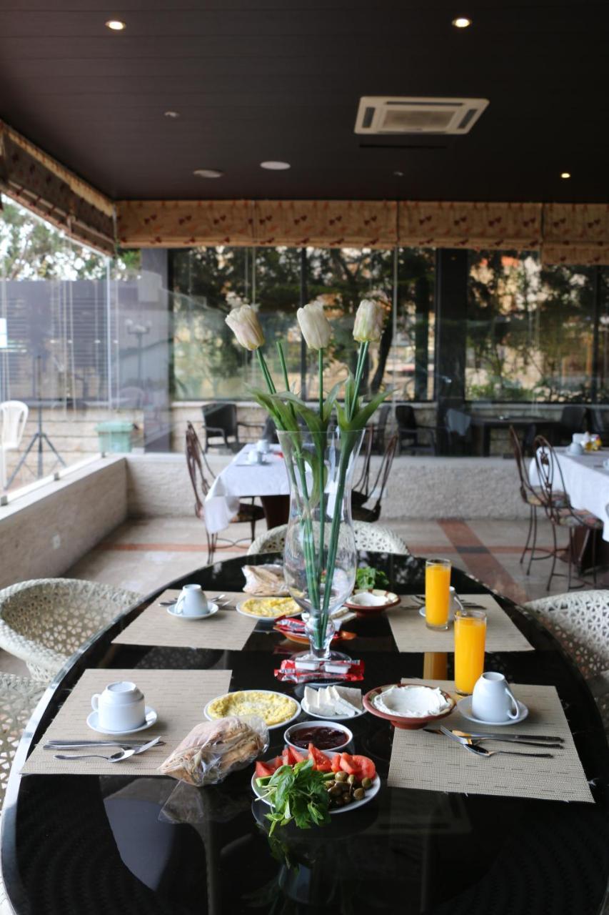 Holiday Suites Hotel & Beach Resort Jounieh Exterior photo