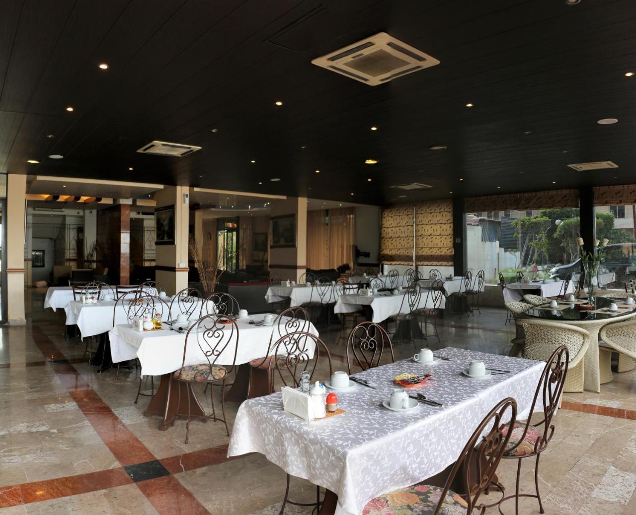 Holiday Suites Hotel & Beach Resort Jounieh Exterior photo