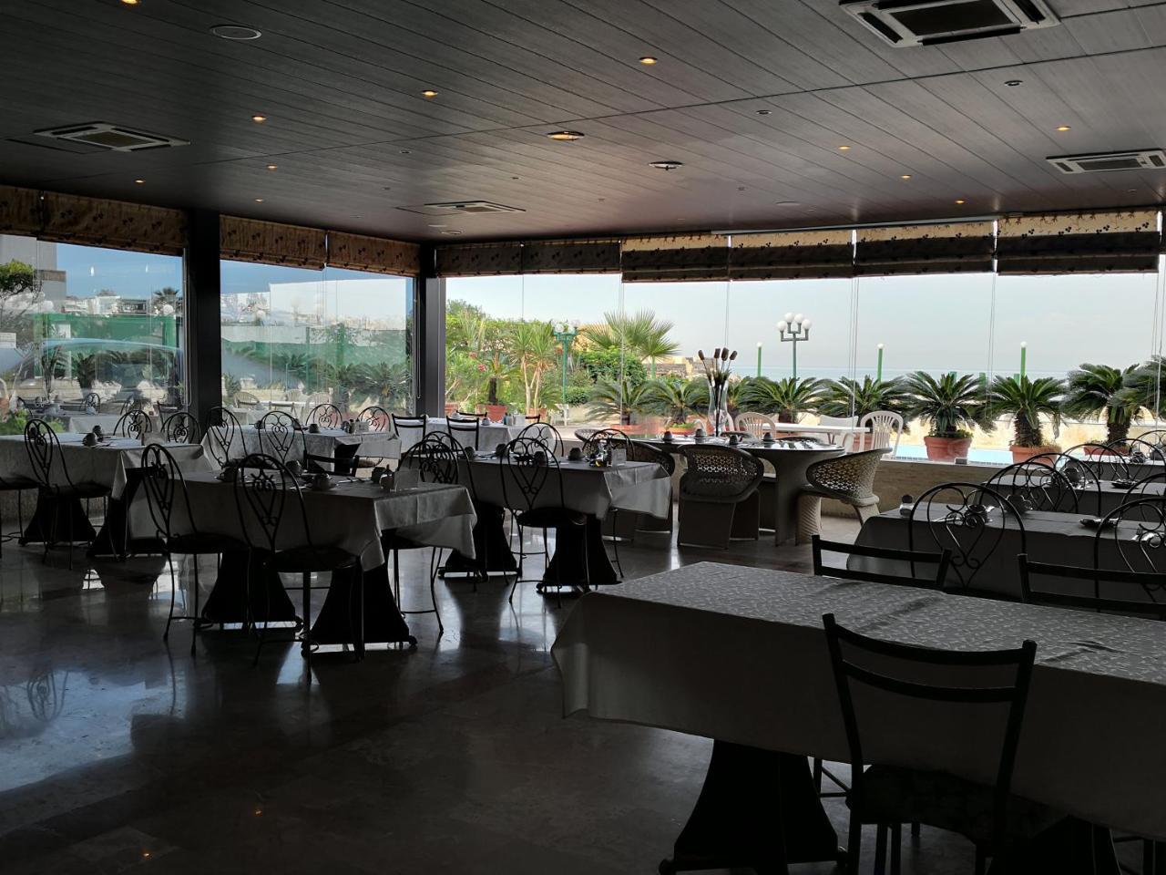 Holiday Suites Hotel & Beach Resort Jounieh Exterior photo